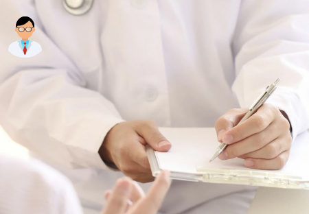 Врач пишет анамнез